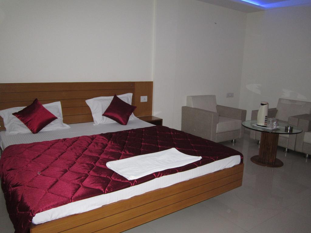 Hotel Sarita Surat Room photo