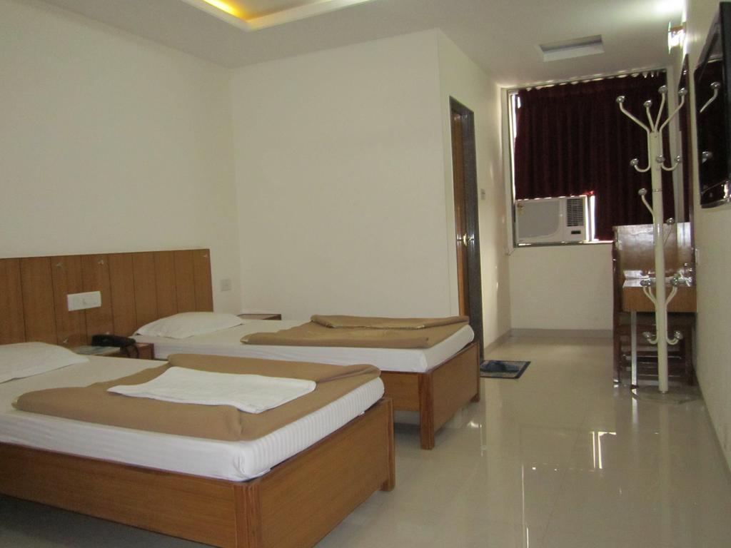 Hotel Sarita Surat Room photo