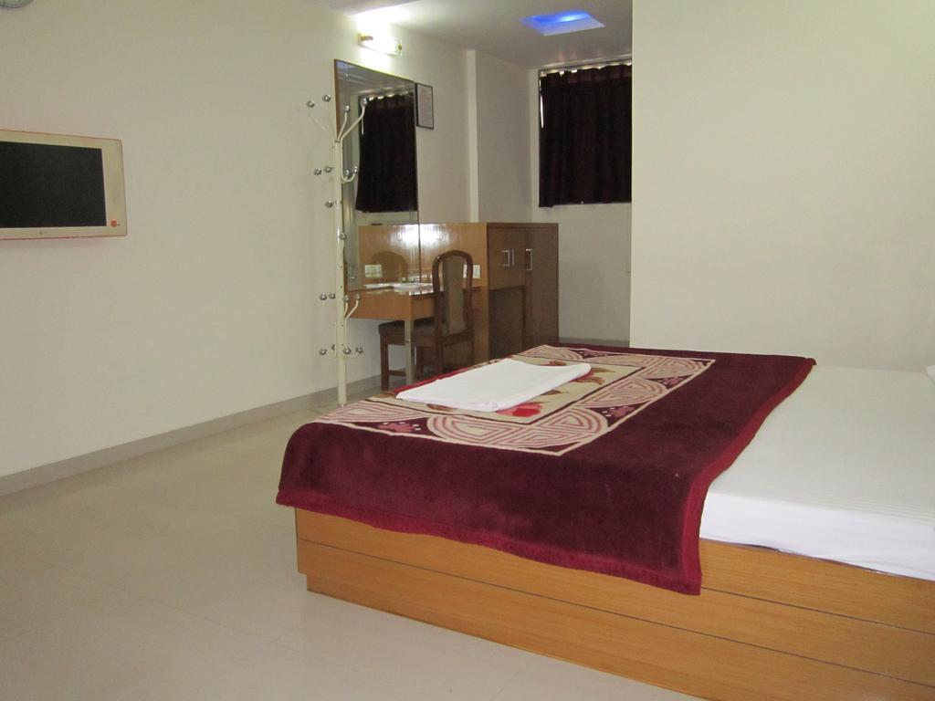 Hotel Sarita Surat Room photo