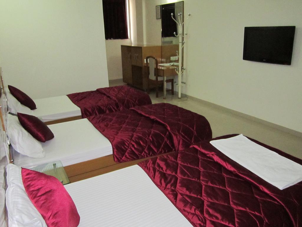 Hotel Sarita Surat Room photo